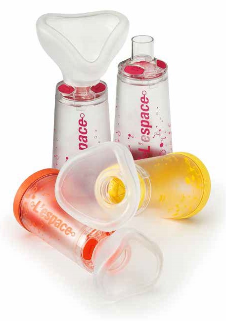 CAMERA DISTANZIATRICE PER EROGATORI SPRAY PREDOSATI L'ESPACE 220 ML PER ADULTI CON BOCCAGLIO VALVOLA INSPIRAZIONE 2 VALVOLE ESPIRAZIONE CODICE COLORE MAGENTA - Gruppofarmastore.it